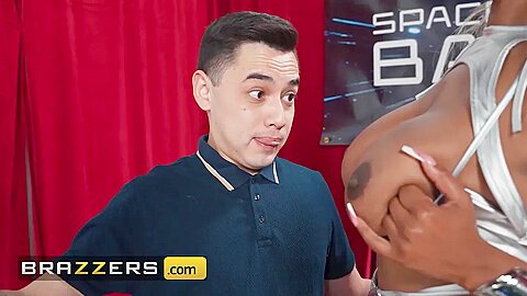 Jonathan Jordan, Litty Britty And Raee Ripley - Sci-fi Star Gives Juan The Ultimate Comic Con Experience In Her Hotel Room